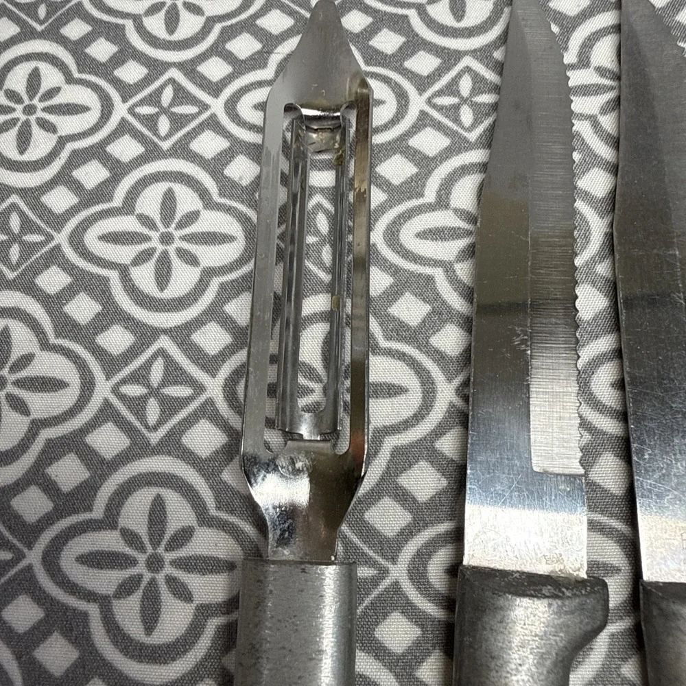 Rada 5 Knives Serrated & 1 Pealer Stainless Steel USA Made Silver. Aunts Estate.